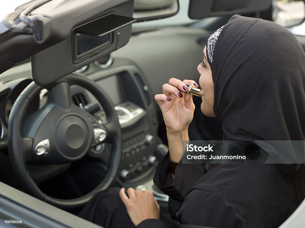 이슬람교도 사용하는 여성 자신의 립스틱 - 로열티 프리 거울 스톡 사진