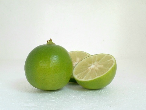 green lime lemon slices