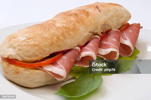 Sandwich Mit Schinken Tomate Und Stockfoto und mehr Bilder von Basilikum - Basilikum, Brotsorte, Brötchen