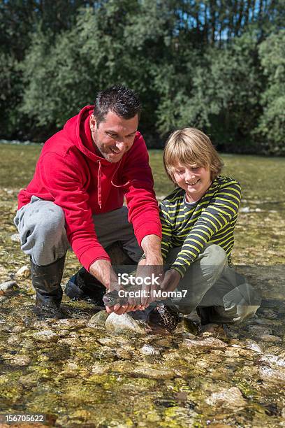 Pai E Filho Pescar Algum Peixe Truta - Fotografias de stock e mais imagens de Pesca à Truta - Pesca à Truta, Adulto, Ao Ar Livre