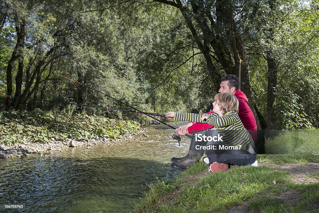 Pai filho sentado pelo rio e pesca - Royalty-free Corrente - Água corrente Foto de stock
