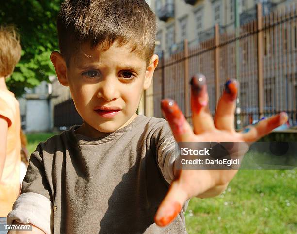 I Bambini Mostrano Le Mani - Fotografie stock e altre immagini di 2-3 anni - 2-3 anni, Ambientazione esterna, Bambini maschi