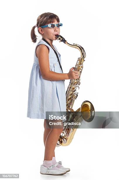 Menina A Tocar Música De Saxofone - Fotografias de stock e mais imagens de Aluno de Jardim de Infância - Aluno de Jardim de Infância, Artista, Beleza