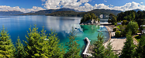 озеро nahuel huapi, villa de la angostura, аргентина - south america argentina bariloche autumn стоковые фото и изображения