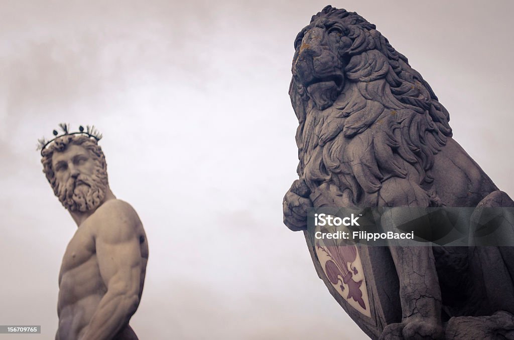 Florence de lion et fontaine de Neptune dans Piazza della Signoria - Photo de Antiquités libre de droits