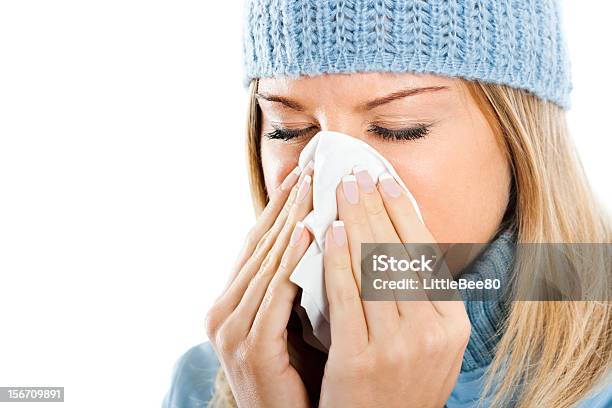 젊은 여자 불기 조직 감기바이러스에 대한 스톡 사진 및 기타 이미지 - 감기바이러스, 감기와 독감, 건강관리와 의술