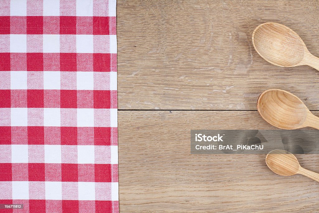 Czerwony i biały Kuchnia tkanina tekstura, drewniane łyżki na drewno - Zbiór zdjęć royalty-free (Książka kucharska)