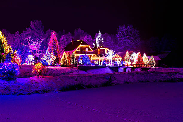 рождество фантазия-парк, лес & lodge в рождество освещение - park snow tree back lit стоковые фото и изображения