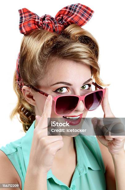 Mulher Em Óculos De Sol - Fotografias de stock e mais imagens de Adulto - Adulto, Beleza, Cabelo Encaracolado