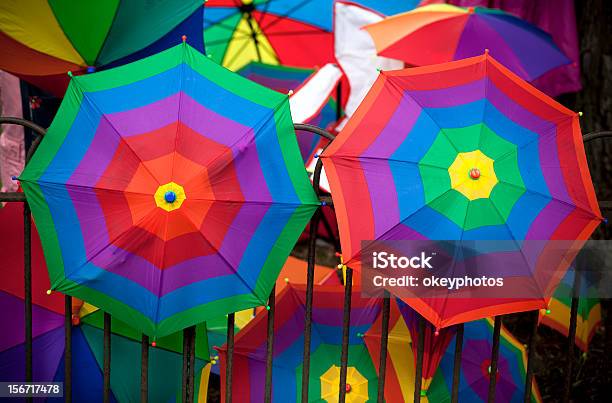 Mehrfarbig Sonnenschirme Stockfoto und mehr Bilder von Abschirmen - Abschirmen, Bedecken, Bildhintergrund
