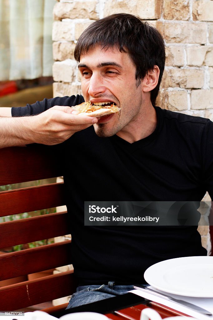 Парень, ест Пицца с аппетита - Стоковые фото Бежевый роялти-фри