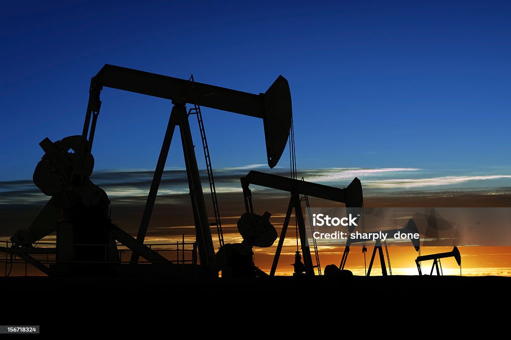 XXXL pumpjack siluetas - Foto de stock de Plataforma petrolífera libre de derechos