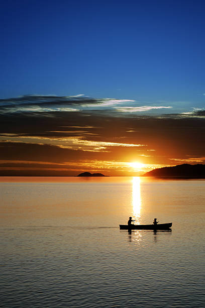 xxl canoa atardecer - canoeing canoe minnesota lake fotografías e imágenes de stock