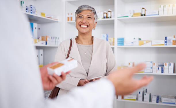 farmacia, consulta y sonrisa con mujer en la tienda para compras, medicamentos y ayuda. venta minorista, médica y de atención médica con clientes senior y farmacéuticos para expertos, información y prescripción - pharmacist mature adult smiling senior adult fotografías e imágenes de stock