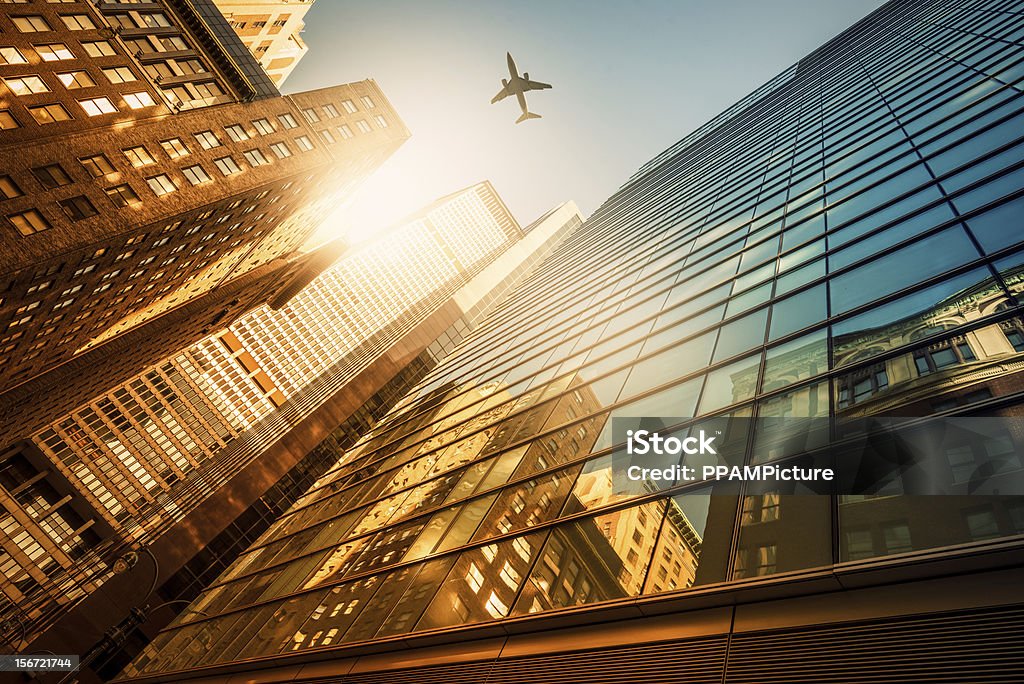 Gratte-ciel avec une silhouette de l'avion - Photo de New York City libre de droits