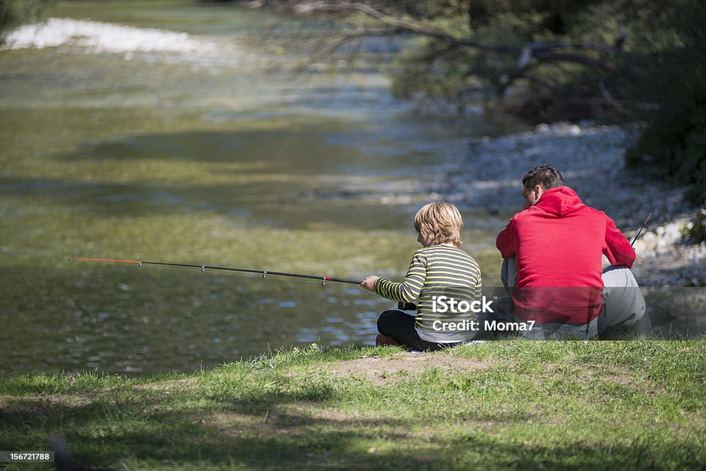 El padre de su hijo la enseñanza a pescar en río - Foto de stock de Familia libre de derechos