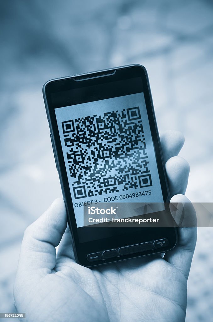 Trzyma smartphone fotografii kodów qr - Zbiór zdjęć royalty-free (QR Code)