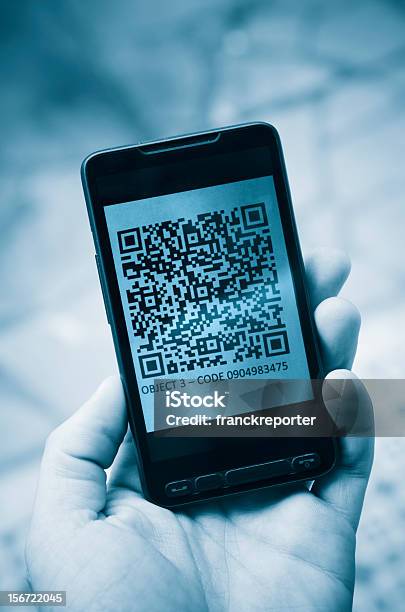 Trzyma Smartphone Fotografii Kodów Qr - zdjęcia stockowe i więcej obrazów QR Code - QR Code, Czytnik kodu kreskowego, Skanować - czynność