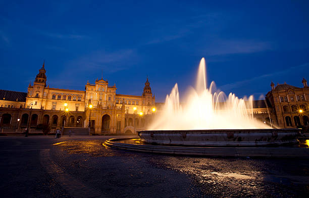 fontaine de la plaza de espana, à séville - spain plaza de espana europe town square photos et images de collection