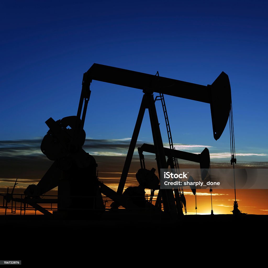 XXXL pumpjack siluetas - Foto de stock de Pozo de petróleo libre de derechos