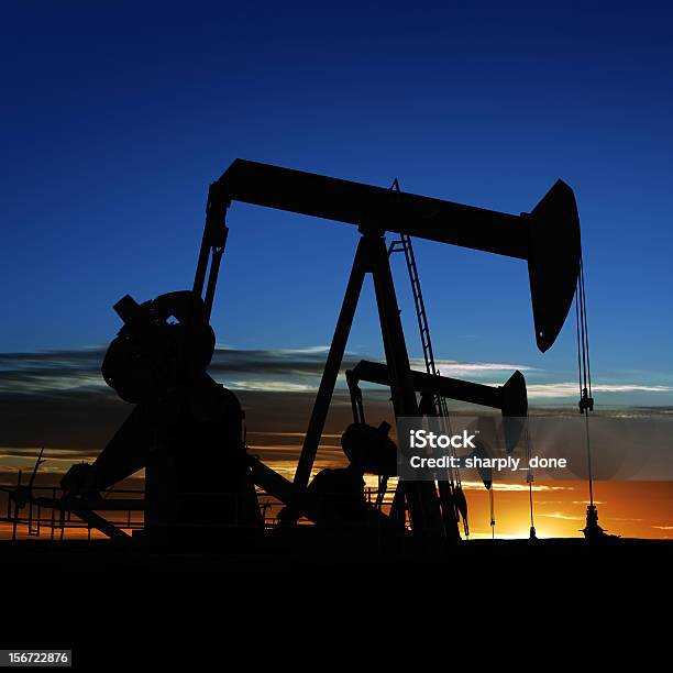 Xxxl Pumpjack Siluetas Foto de stock y más banco de imágenes de Pozo de petróleo - Pozo de petróleo, Bomba de petróleo, Amanecer