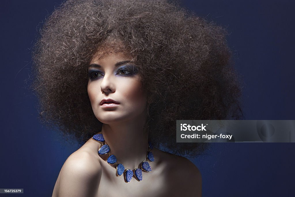 Bellezza donna con i capelli ricci e make-up blu - Foto stock royalty-free di 20-24 anni