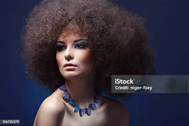 Mulher De Beleza Com Cabelo Encaracolado E Azul Maquilhagem - Fotografias de stock e mais imagens de 20-24 Anos