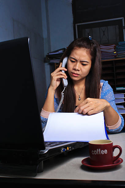 Mujer está trabajando seriamente - foto de stock