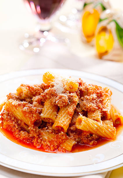 rigatoni boloñesa - rigatoni fotografías e imágenes de stock