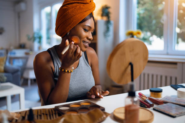 istock Woman of Black ethnicity doing her make up 1567301912