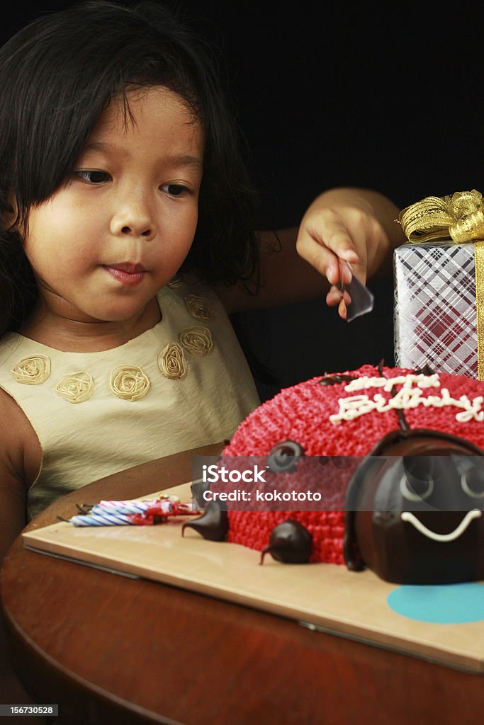 A garota cortar seu bolo de aniversário. - Foto de stock de Animal royalty-free