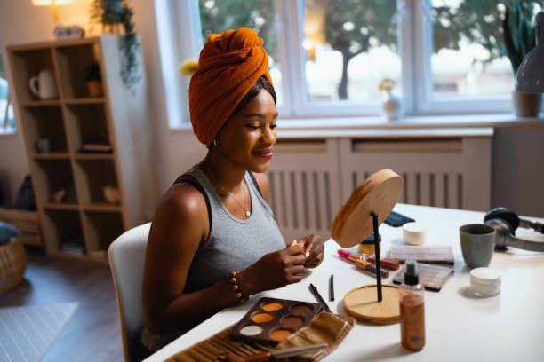 istock Woman of Black ethnicity doing her make up 1567309839
