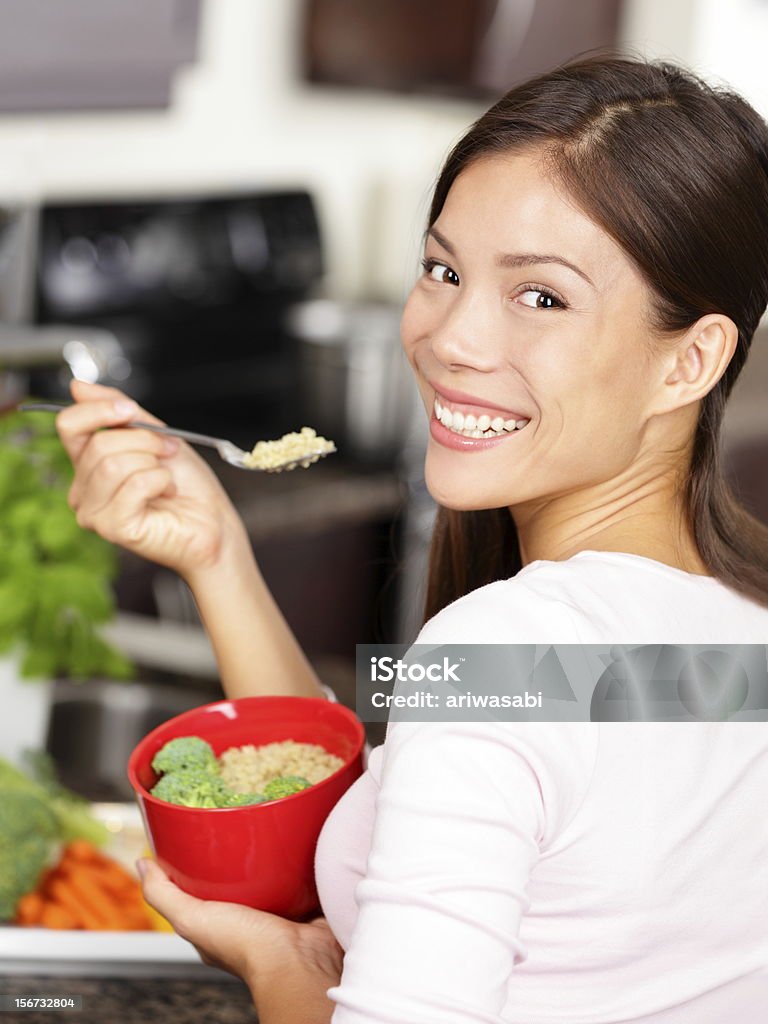 Mujer comiendo ensalada quinua - Foto de stock de Mujeres libre de derechos