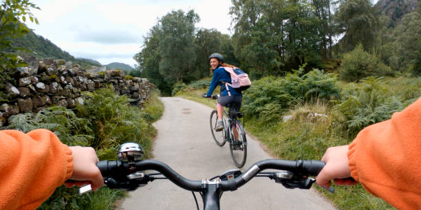 cycling in wilderness - cumbria hiking keswick english lake district imagens e fotografias de stock