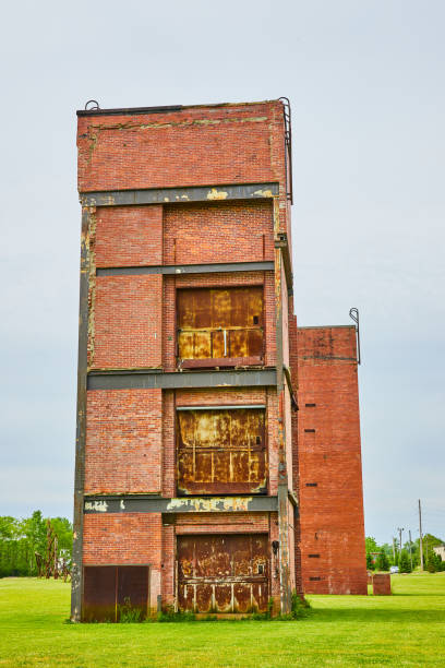 istock Decaying and abandoned freight elevator buildings at Ariel Foundation Park 1567366144