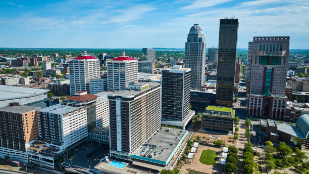 ダウンタウンのホテルの高層ビルとオフィスビルの緑の屋上空中ルイビルケンタッキー州 - louisville kentucky kentucky skyline waterfront ストックフォトと画像