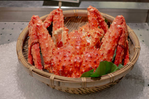 pata de cangrejo rey hervida al vapor roja fresca del mar para una deliciosa y sabrosa comida de mariscos en el restaurante del mercado de la tienda, naranja garra de alaska animal de crustáceo de lujo crudo para un gourmet saludable en japón asia pacíf - alaskan king crab fotografías e imágenes de stock