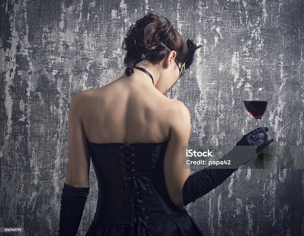 Jovem mulher e copo de vinho tinto. - Royalty-free Festa Foto de stock