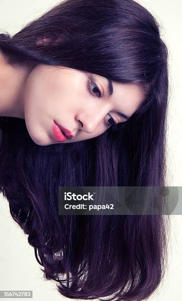 Piękne Brunette Dziewczyna - zdjęcia stockowe i więcej obrazów Brązowe włosy - Brązowe włosy, Kobiety, Profil - Z boku