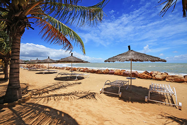 saly's beach в сенегале - senegal стоковые фото и изображения