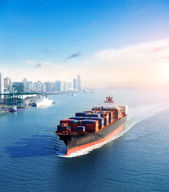 großes frachtcontainerschiff kommt im hafen an - red shipping freight transportation cargo container stock-fotos und bilder