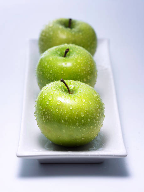 maçã verde fresca com gota de água - apple granny smith apple three objects green - fotografias e filmes do acervo