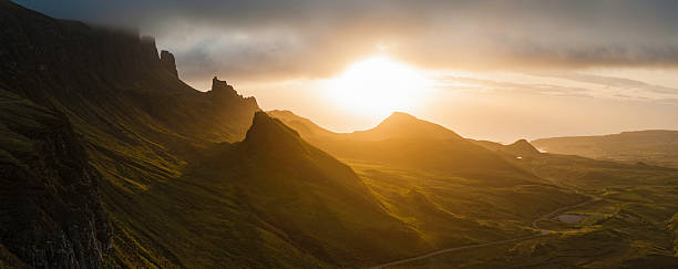 escocia golden sunrise highlands panorama de la isla de skye - rock pinnacle cliff mountain peak fotografías e imágenes de stock