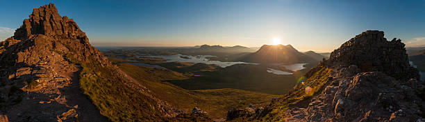 schottland sonnenaufgang auf sutherland mountains wilderness highlands - loch assynt stock-fotos und bilder