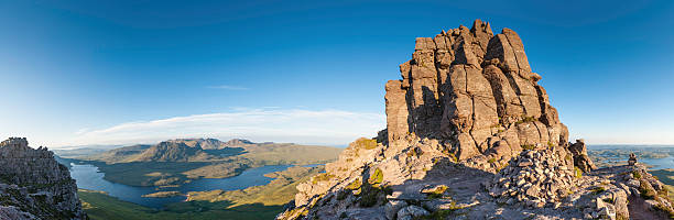 schottland mountain sunrise coigach stack polly wildnis panorama - loch assynt stock-fotos und bilder