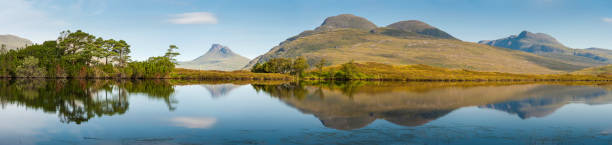 escócia highland picos de montanha reflectir na lagoa de tranquilidade - loch assynt fotos imagens e fotografias de stock