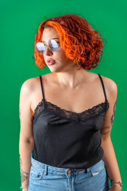 lgbtのノンバイナリーの女性。タトゥーの芸術性:ユニークなインクを披露するノンバイナリーの赤毛 - anti sex ストックフォトと画像
