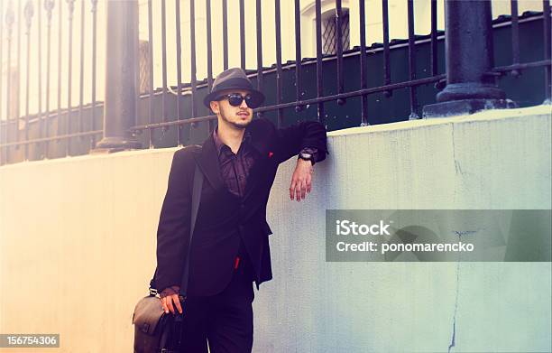 エレガントな男の帽子の近くに立つ壁 - あごヒゲのストックフォトや画像を多数ご用意 - あごヒゲ, めがね, スーツ