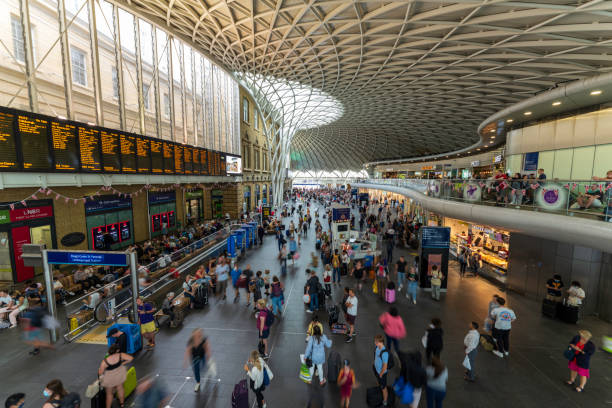 la gare de king’s cross dans le centre de londres avec des navetteurs et des touristes pendant l’heure de pointe de la ville. l’emblématique king’s cross de londres, est l’une des gares les plus fréquentées du royaume-uni et est célèbre pour - stations of the cross photos et images de collection