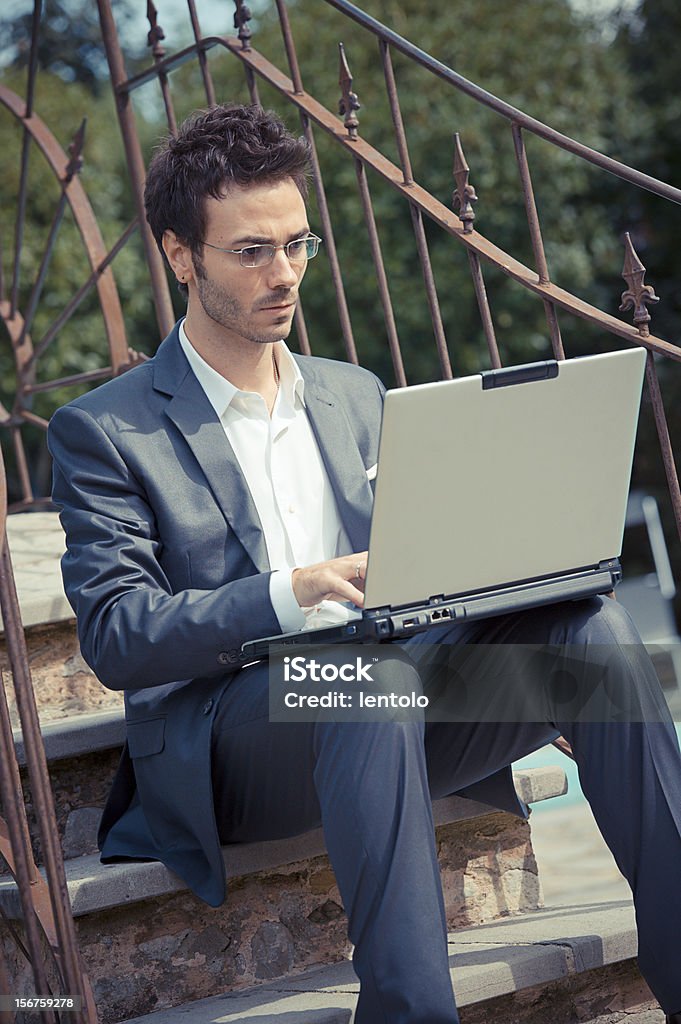 Cansado homem Empresário overworking ao ar livre - Royalty-free Adulto Foto de stock